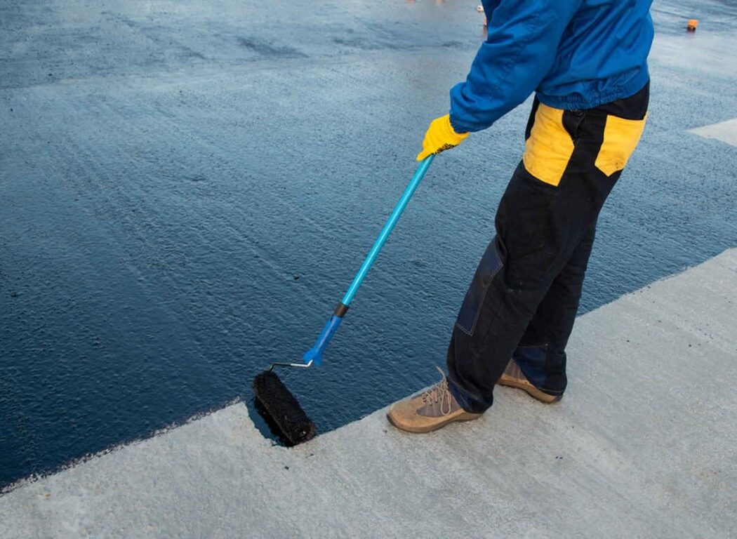 uzun-firca-ile-likit-malzeme-sur (Medium)